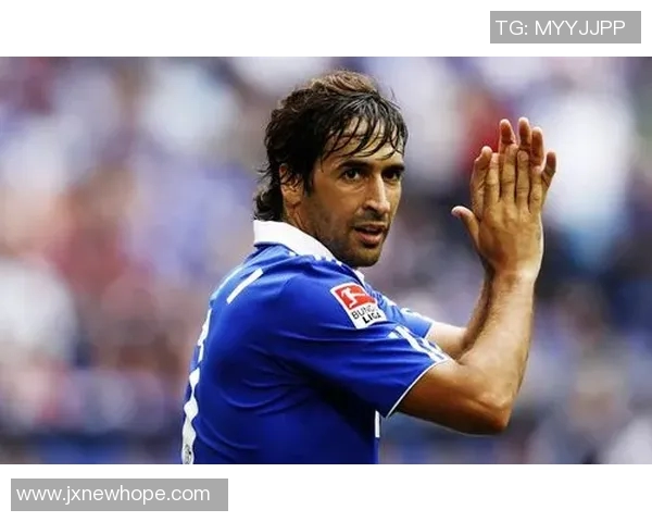 美式足球明星的传奇人生与赛场背后的故事揭秘