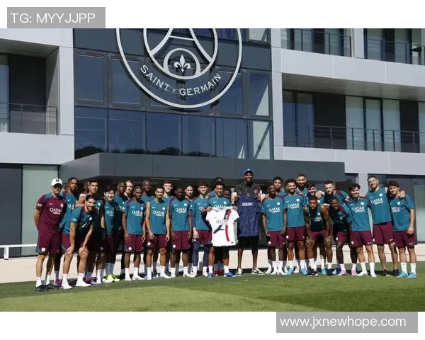 足球巨星亲临NBA赛场引发热烈反响球迷期待跨界合作盛宴