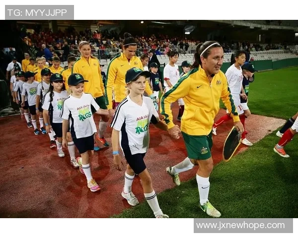 足球明星新闻记者揭秘绿茵场背后的故事与球员生活的真实面貌 足球明星新闻记者揭秘绿茵场背后的故事与球员生活的真实面貌