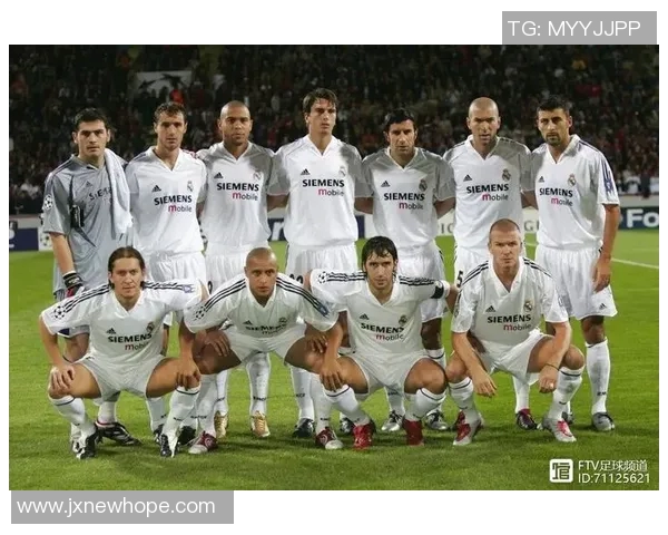 昔日足球巨星齐聚一堂合影留念展现辉煌岁月与友谊情深