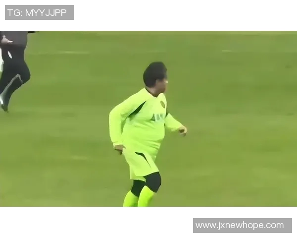 绿色32号球衣的足球明星背后故事与荣耀之路