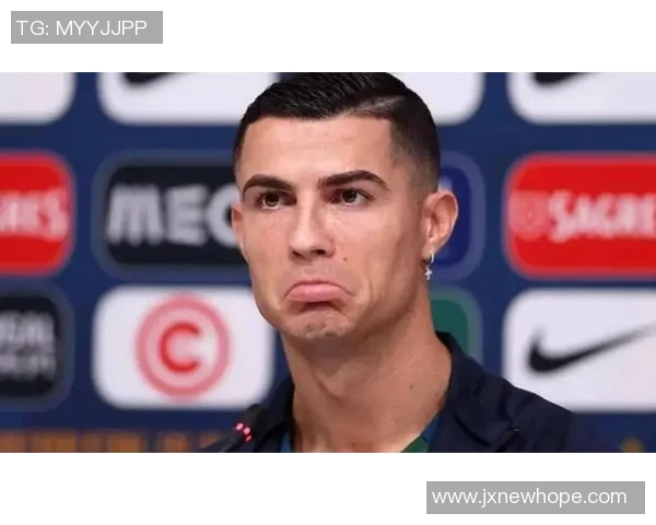 足球巨星C罗化身老年人展现幽默风采引发球迷热议