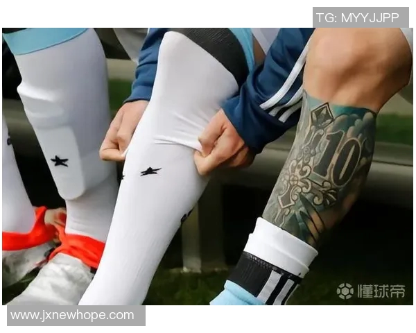 足球明星腿部纹身艺术展示及其背后的故事解析