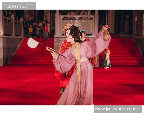 足球明星与汉服女孩的完美结合展现传统与现代的魅力与风采 足球明星与汉服女孩的完美结合展现传统与现代的魅力与风采