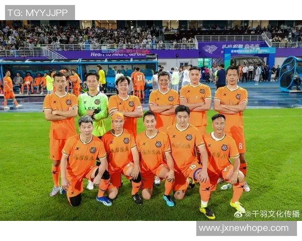 足球明星同框合影展现友谊与竞技精神的完美瞬间 足球明星同框合影展现友谊与竞技精神的完美瞬间