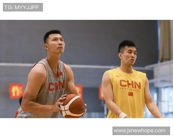 中年男明星篮球场上的激情瞬间展现运动魅力与青春活力